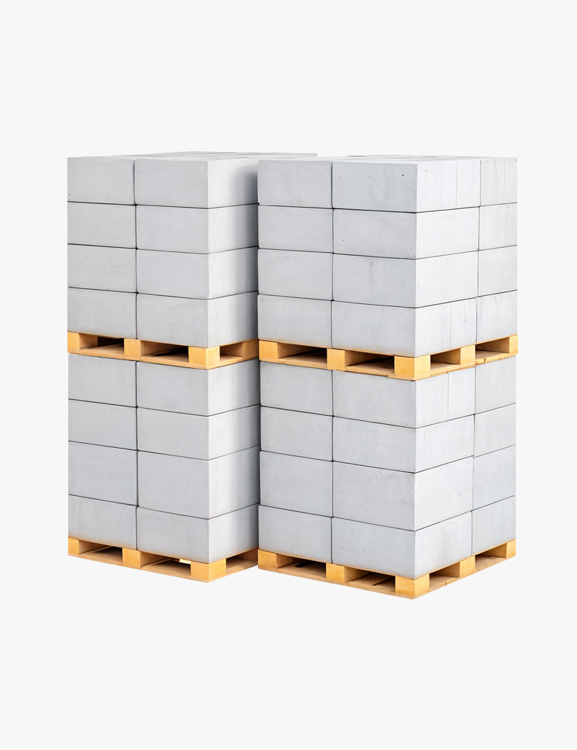 Палети з піноблоками, готовими до використання на будівельному майданчику.